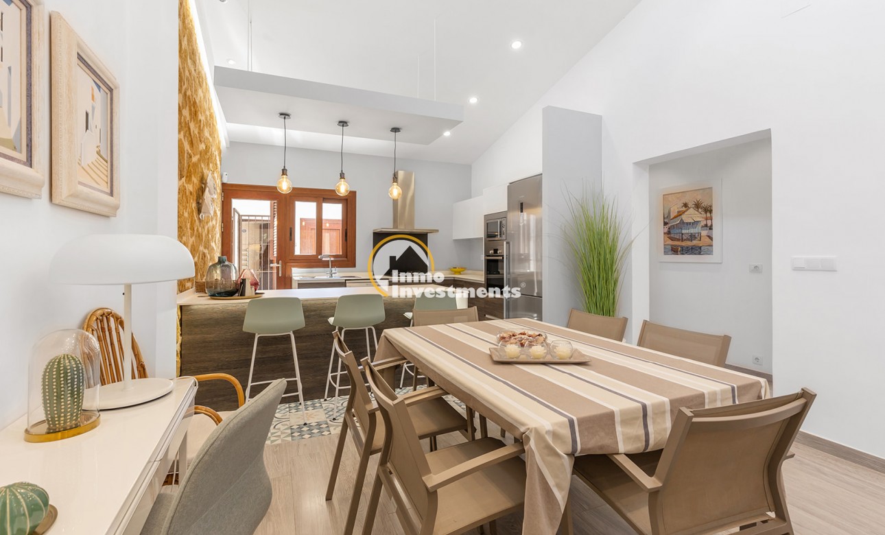 Resale - Villa - Punta Prima - Beachside