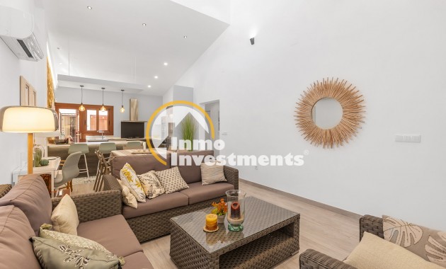 Resale - Villa - Punta Prima - Beachside