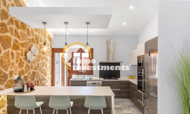 Resale - Villa - Punta Prima - Beachside