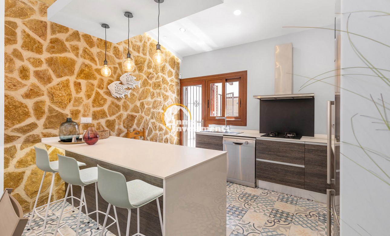 Resale - Villa - Punta Prima - Beachside