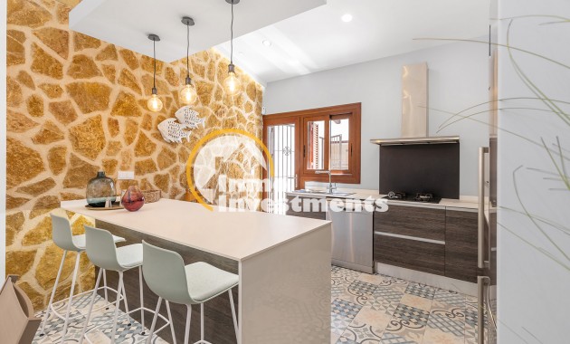 Resale - Villa - Punta Prima - Beachside