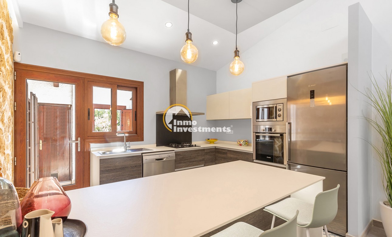 Resale - Villa - Punta Prima - Beachside