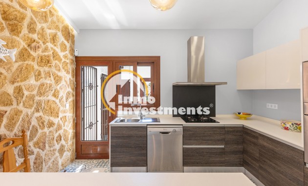 Resale - Villa - Punta Prima - Beachside