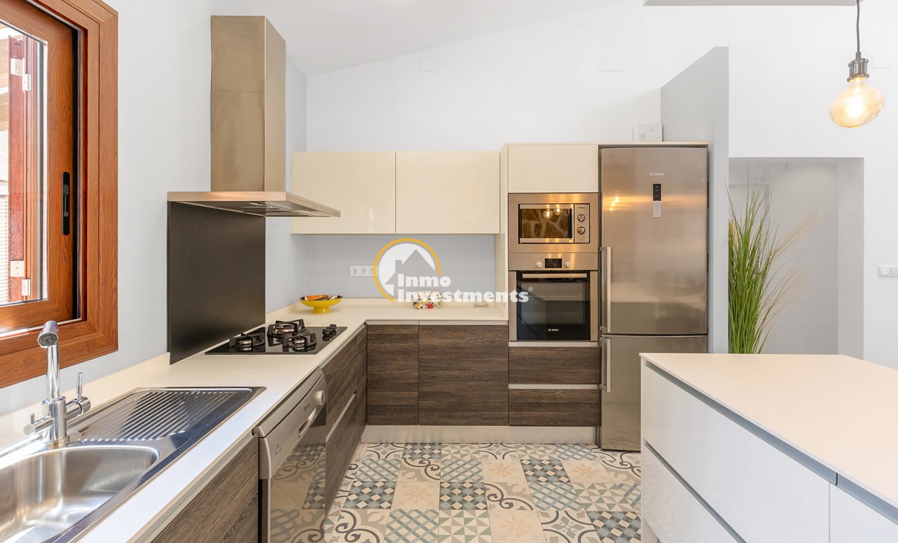 Resale - Villa - Punta Prima - Beachside