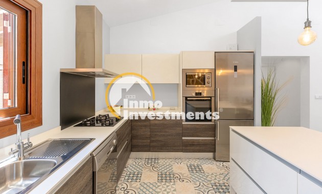 Resale - Villa - Punta Prima - Beachside