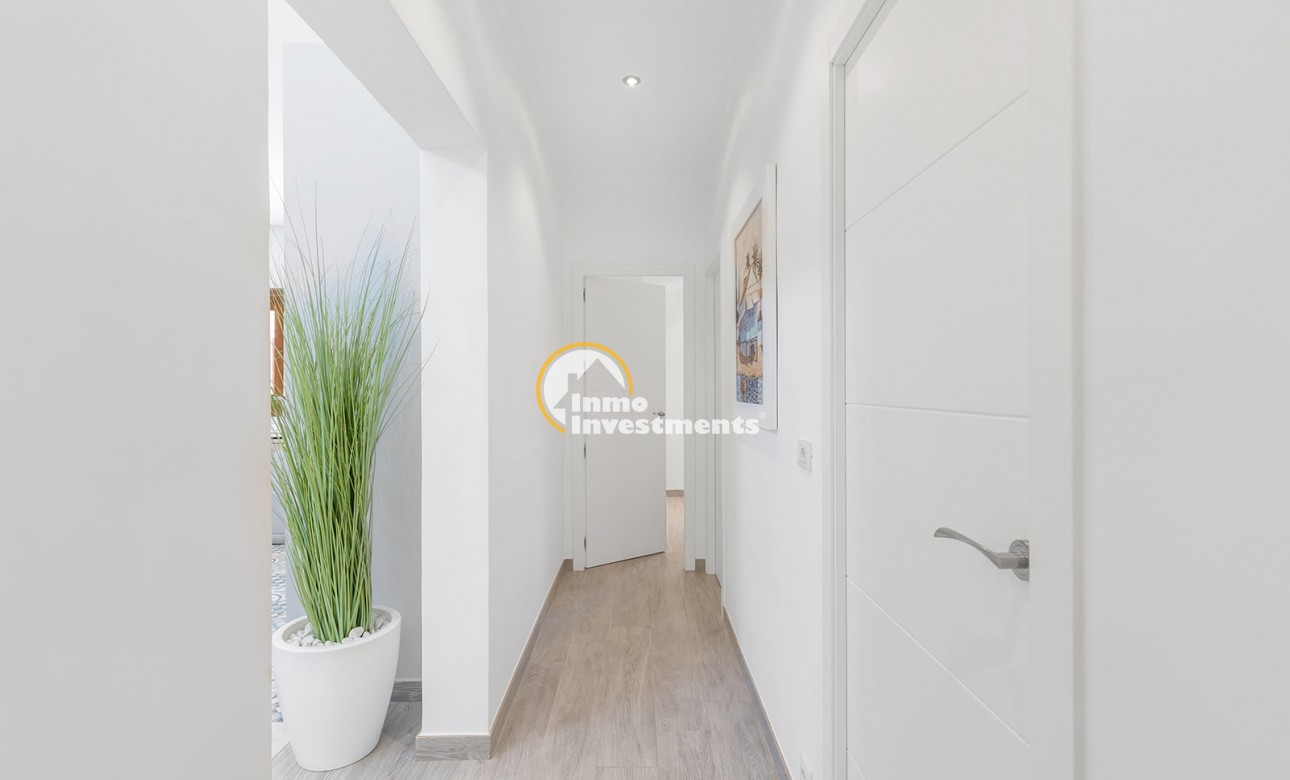 Resale - Villa - Punta Prima - Beachside