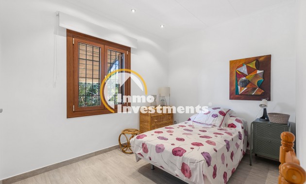 Resale - Villa - Punta Prima - Beachside