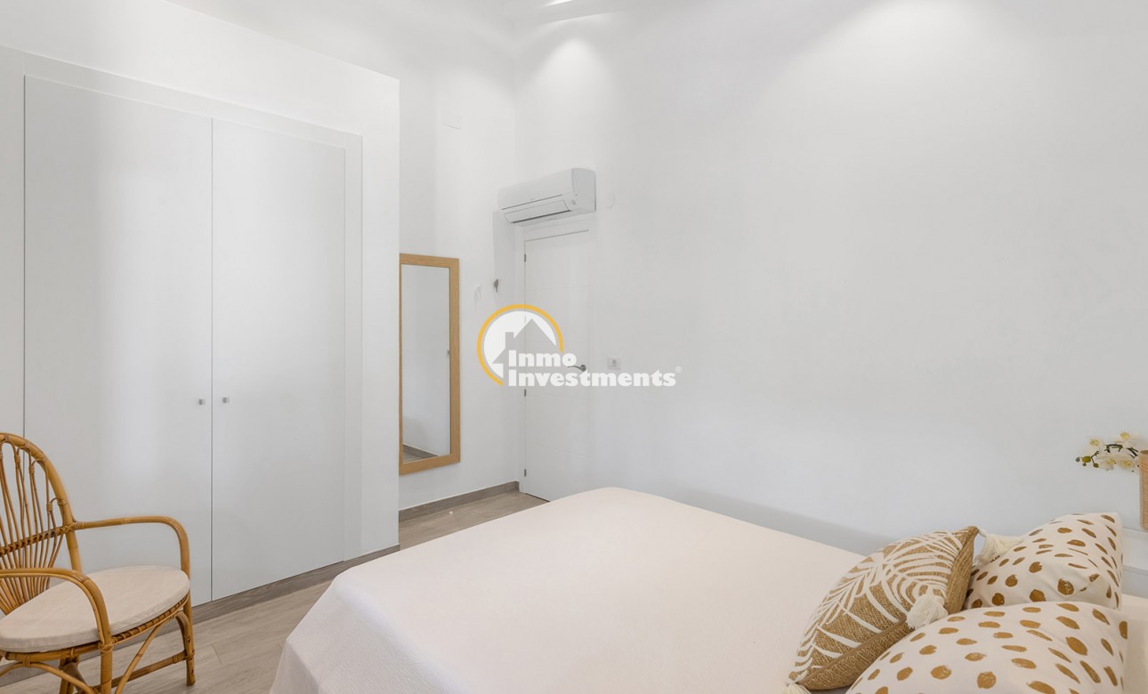 Resale - Villa - Punta Prima - Beachside