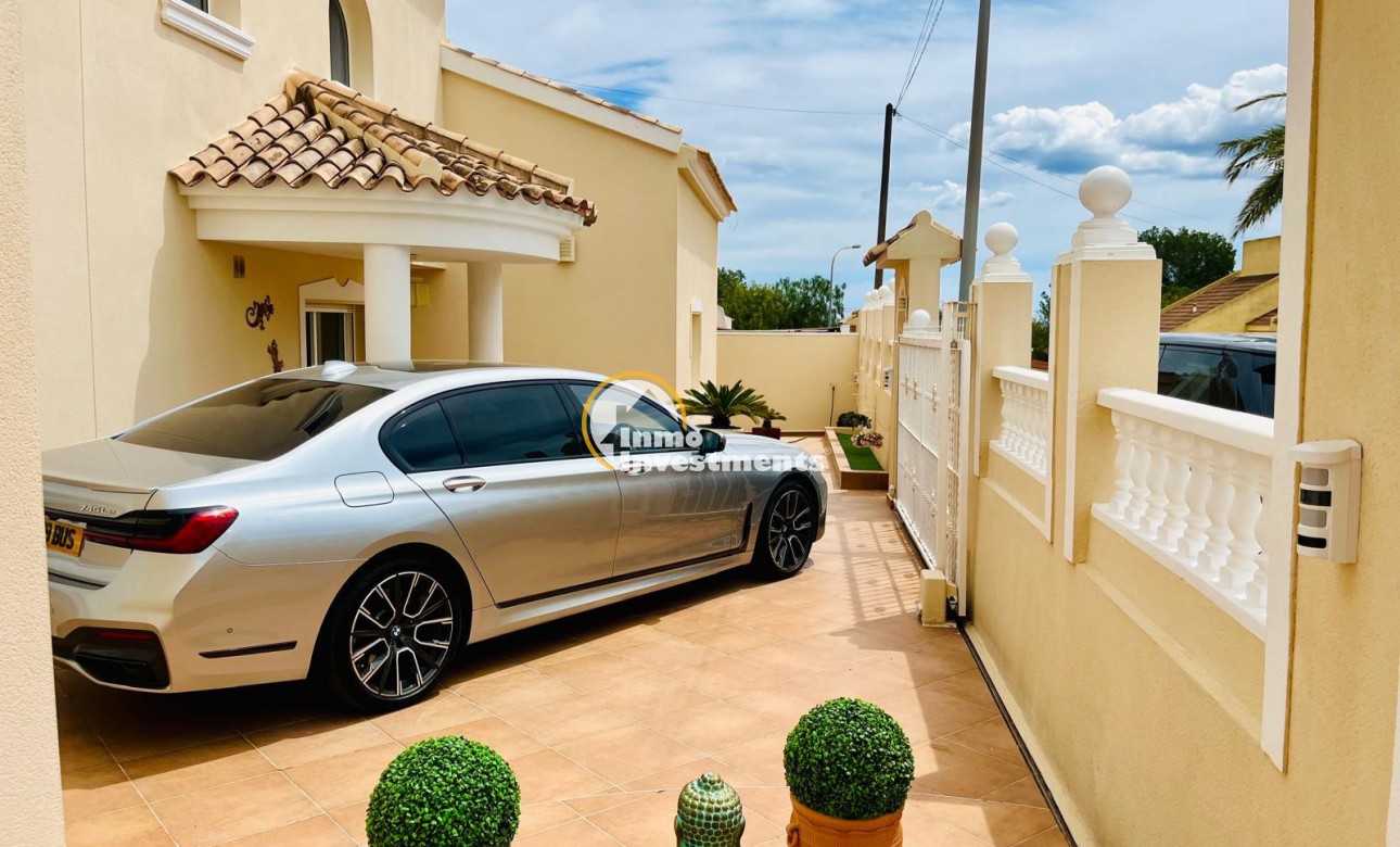 Resale - Villa - San Miguel de Salinas - Las Communicaciones