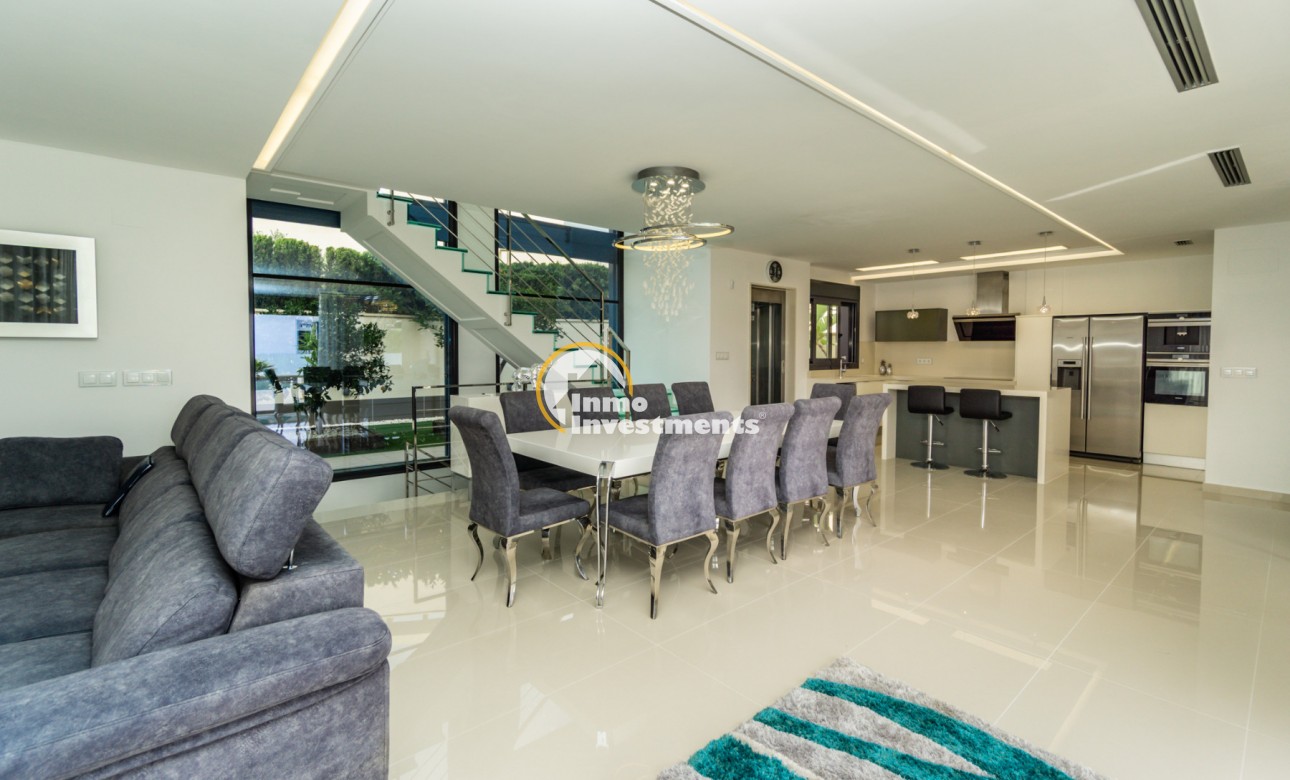 Resale - Villa - San Miguel de Salinas - Las Communicaciones