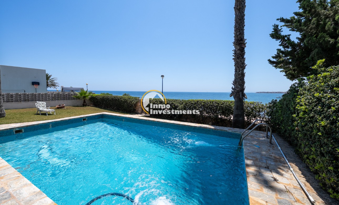 Resale - Villa - Punta Prima - Beachside