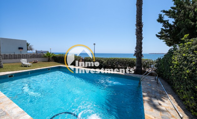 Resale - Villa - Punta Prima - Beachside