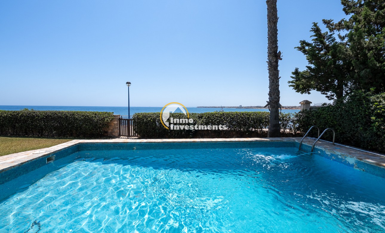 Resale - Villa - Punta Prima - Beachside