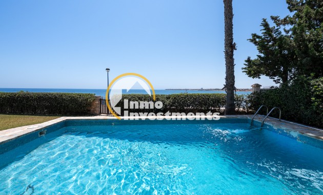 Resale - Villa - Punta Prima - Beachside