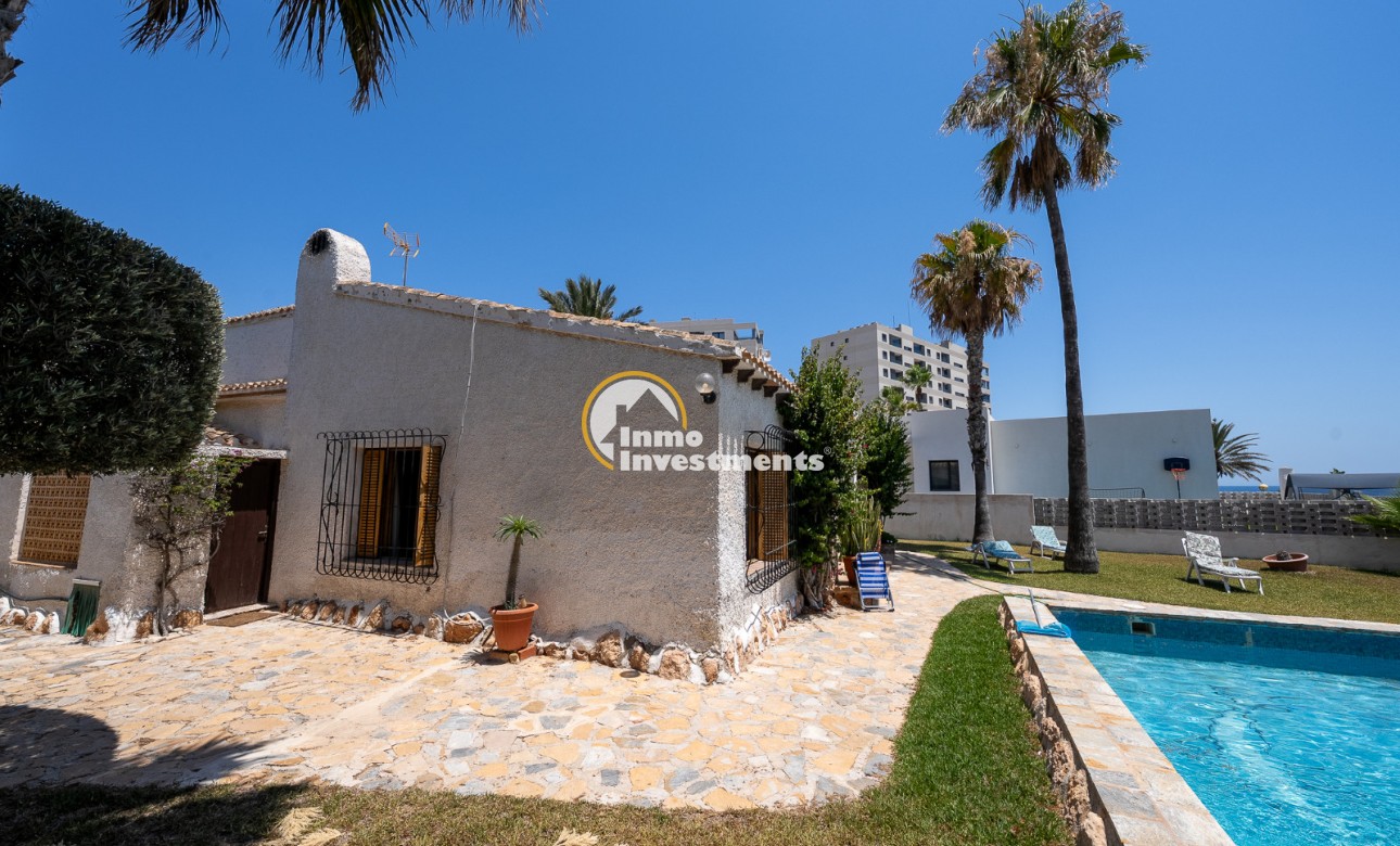 Resale - Villa - Punta Prima - Beachside