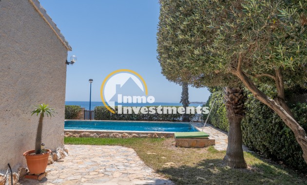 Resale - Villa - Punta Prima - Beachside