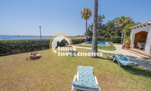 Resale - Villa - Punta Prima - Beachside