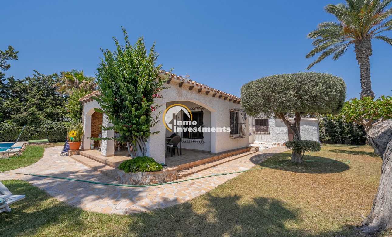 Resale - Villa - Punta Prima - Beachside