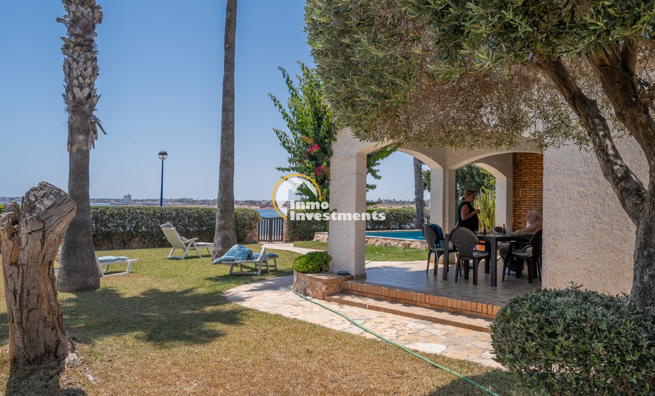 Resale - Villa - Punta Prima - Beachside