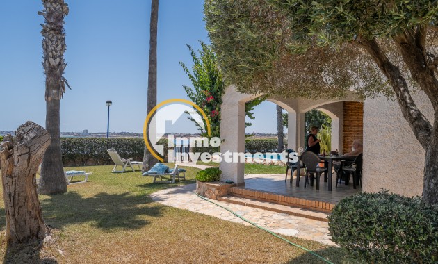 Resale - Villa - Punta Prima - Beachside
