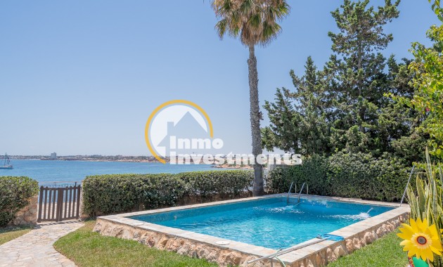 Resale - Villa - Punta Prima - Beachside