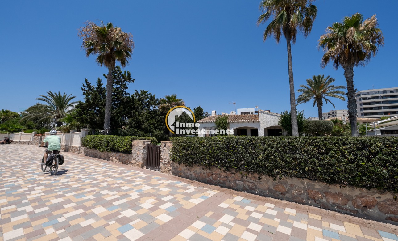 Resale - Villa - Punta Prima - Beachside