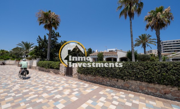 Resale - Villa - Punta Prima - Beachside