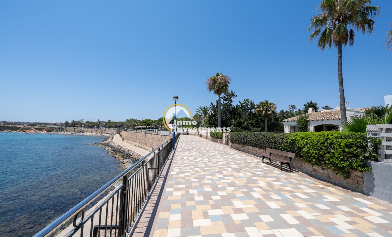 Resale - Villa - Punta Prima - Beachside