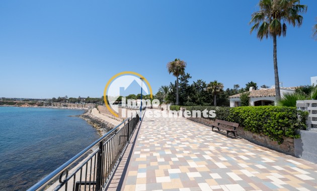 Resale - Villa - Punta Prima - Beachside