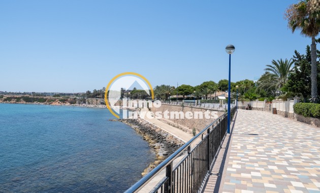 Resale - Villa - Punta Prima - Beachside