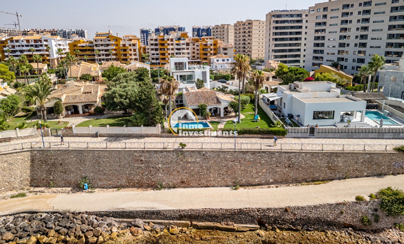 Resale - Villa - Punta Prima - Beachside