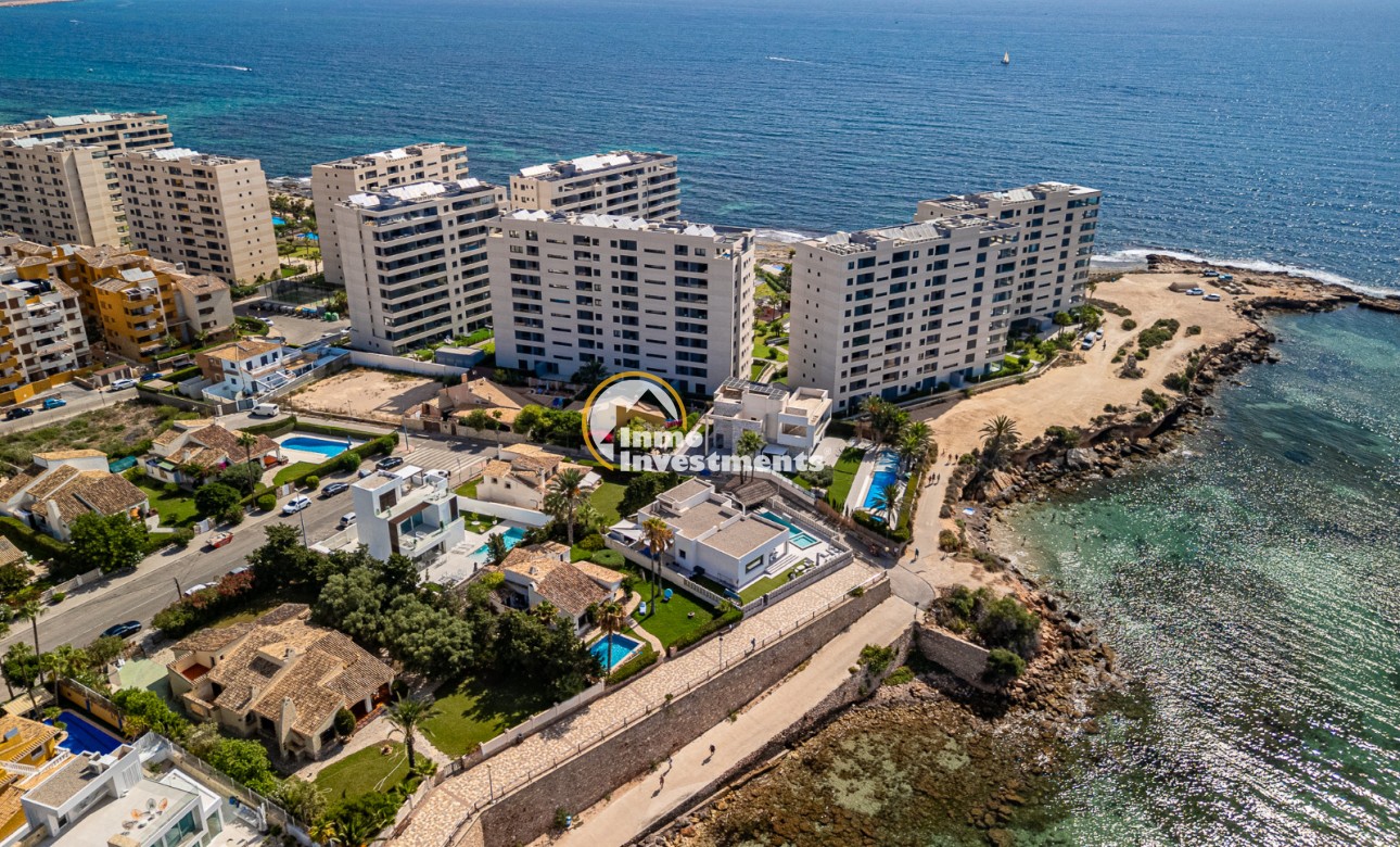 Resale - Villa - Punta Prima - Beachside