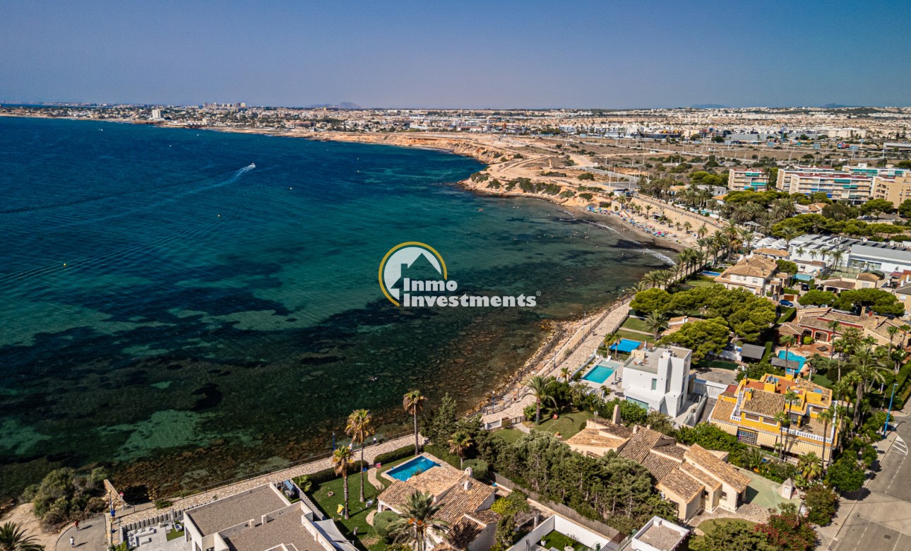Resale - Villa - Punta Prima - Beachside