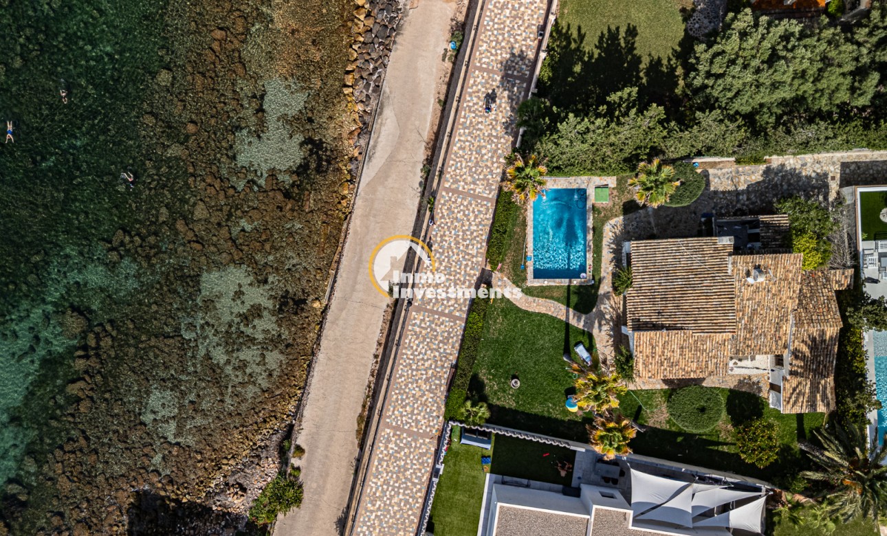 Resale - Villa - Punta Prima - Beachside