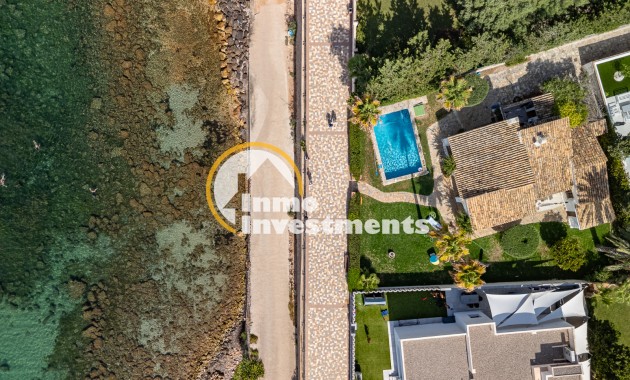 Resale - Villa - Punta Prima - Beachside