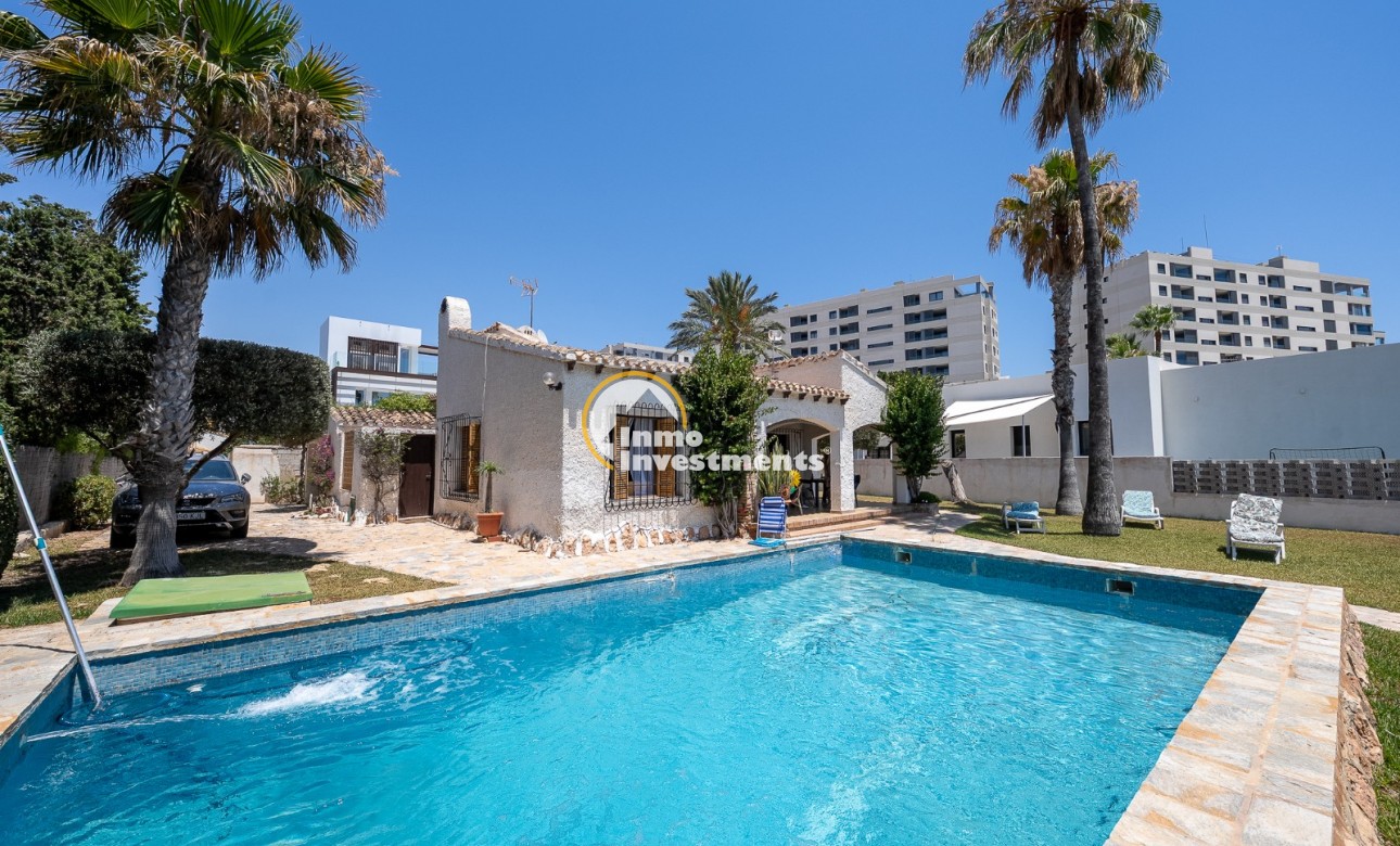 Resale - Villa - Punta Prima - Beachside