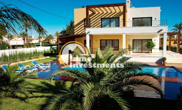 Resale - Villa - Cabo Roig