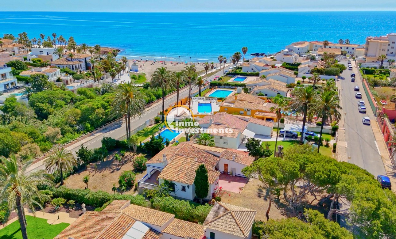 Resale - Villa - Playa Flamenca - Beachside