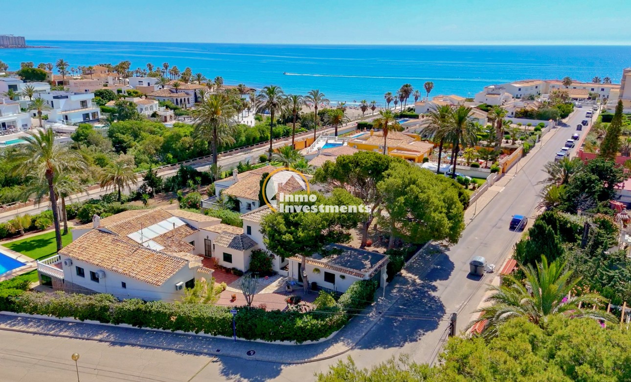 Resale - Villa - Playa Flamenca - Beachside