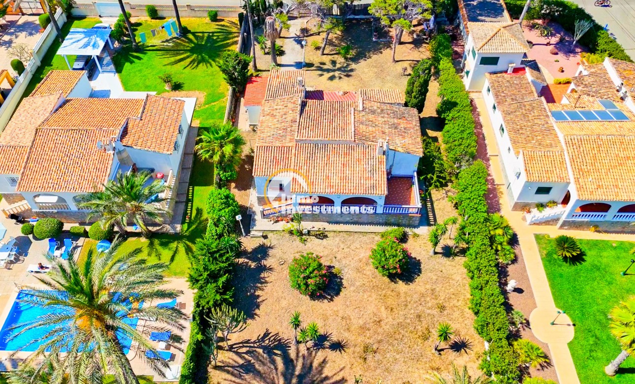 Resale - Villa - Playa Flamenca - Beachside