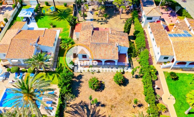 Resale - Villa - Playa Flamenca - Beachside