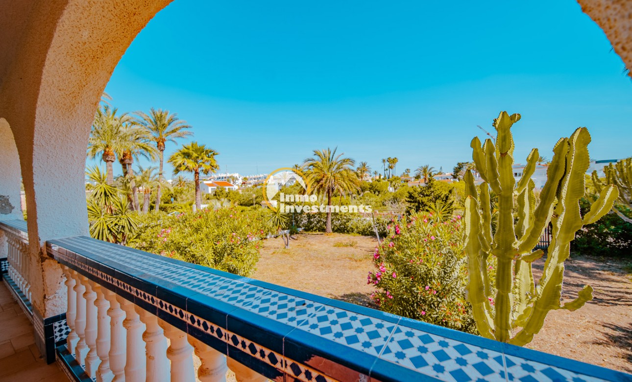 Resale - Villa - Playa Flamenca - Beachside