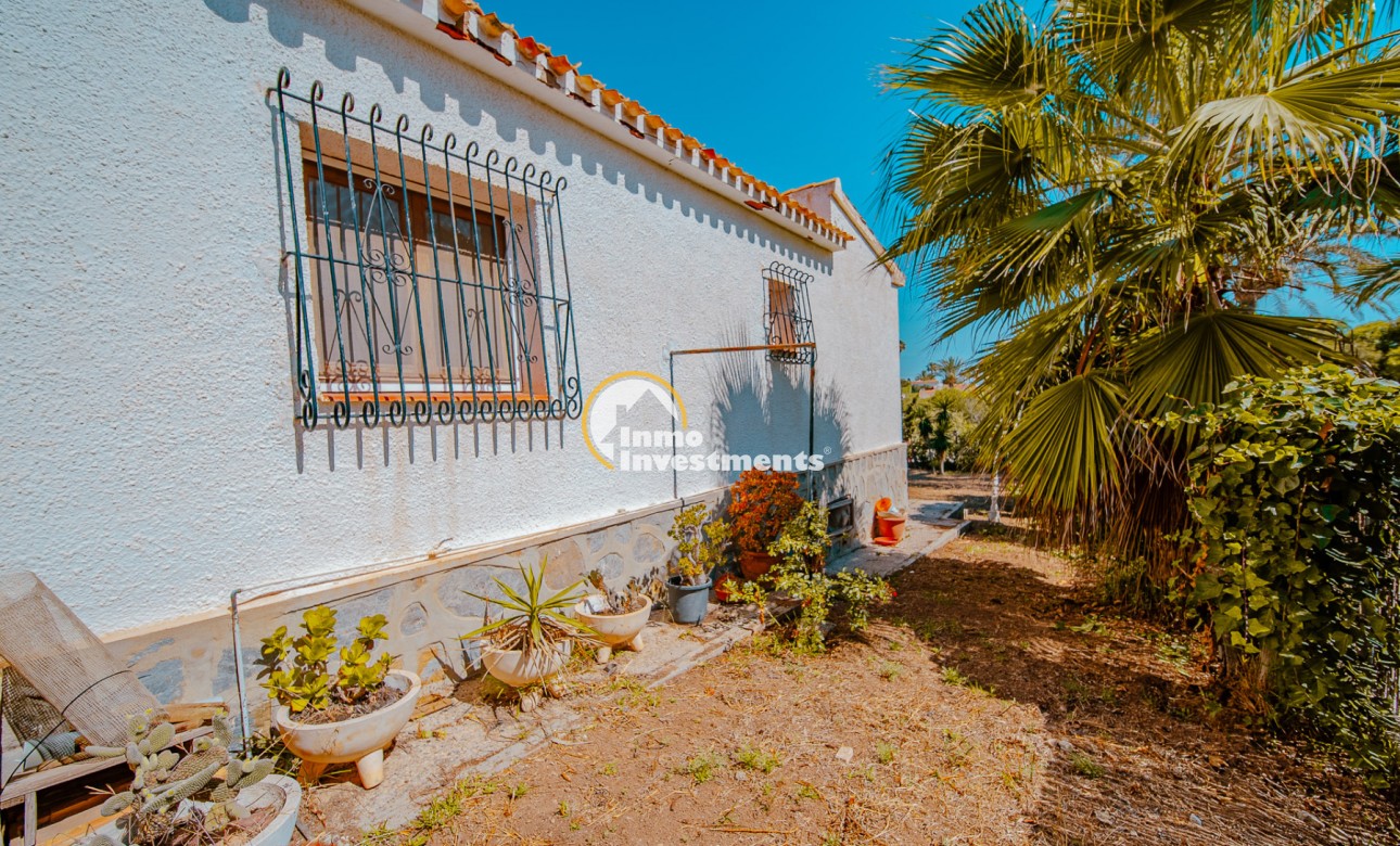 Resale - Villa - Playa Flamenca - Beachside