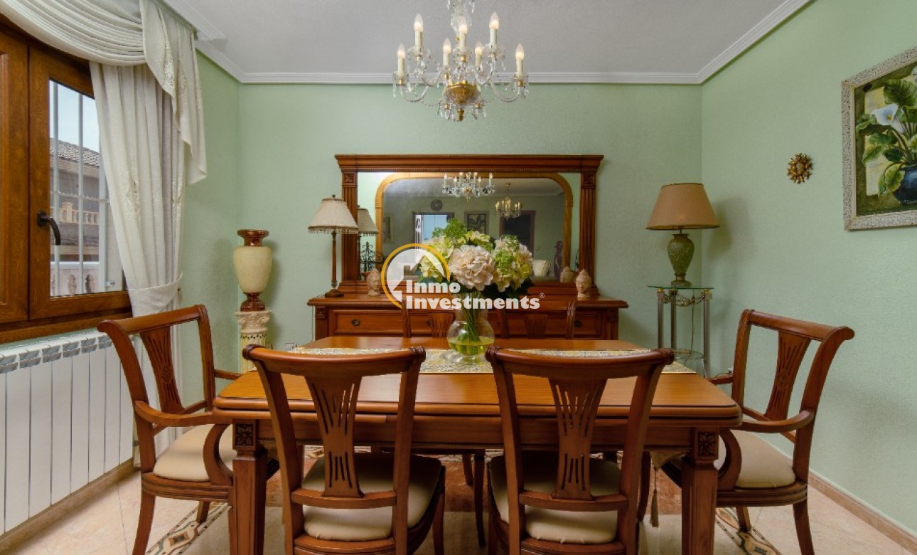 Resale - Villa - Los Altos