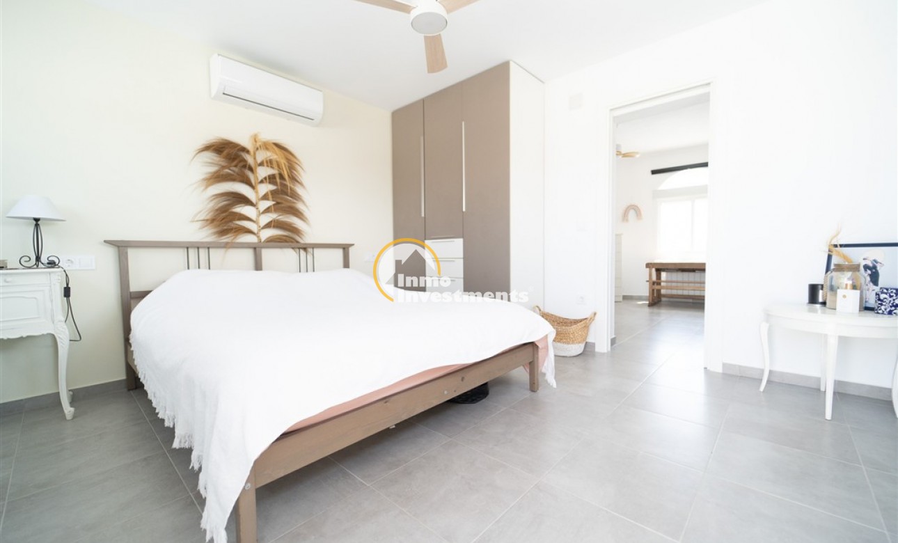 Resale - Villa - Torrevieja - La Siesta