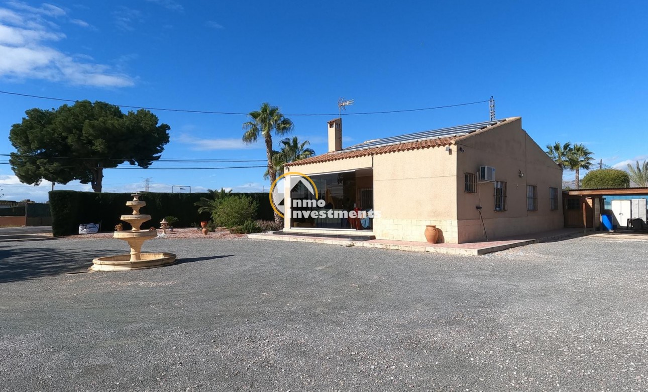 Resale - Villa - Albatera