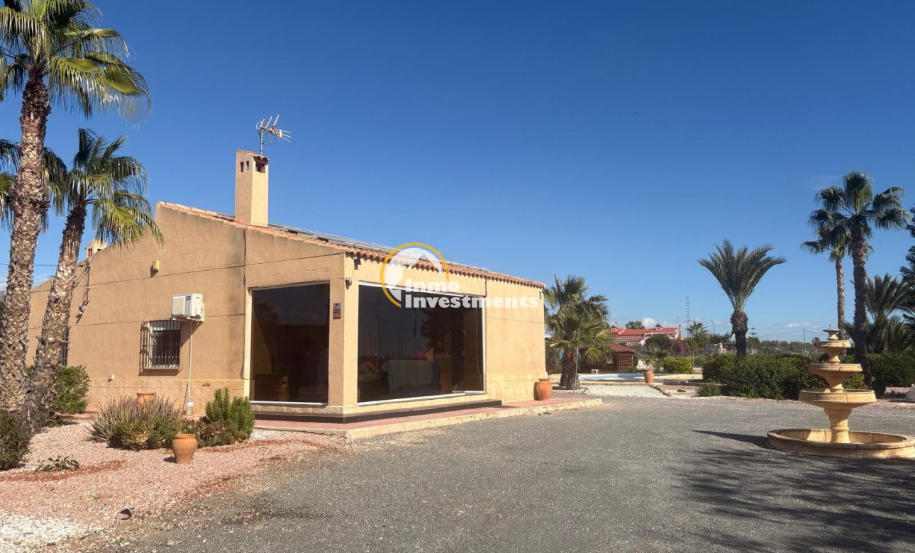 Resale - Villa - Albatera