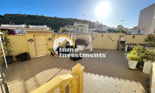 Sonnendurchflutete geflieste Terrasse mit Pavillon, Grill und Abstellraum in freistehender Villa, Ciudad Quesada, Spanien