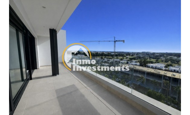 Große Balkonterrasse einer Wohnung in Orihuela Costa, Spanien mit Glasbalustrade und Panoramablick auf die Skyline