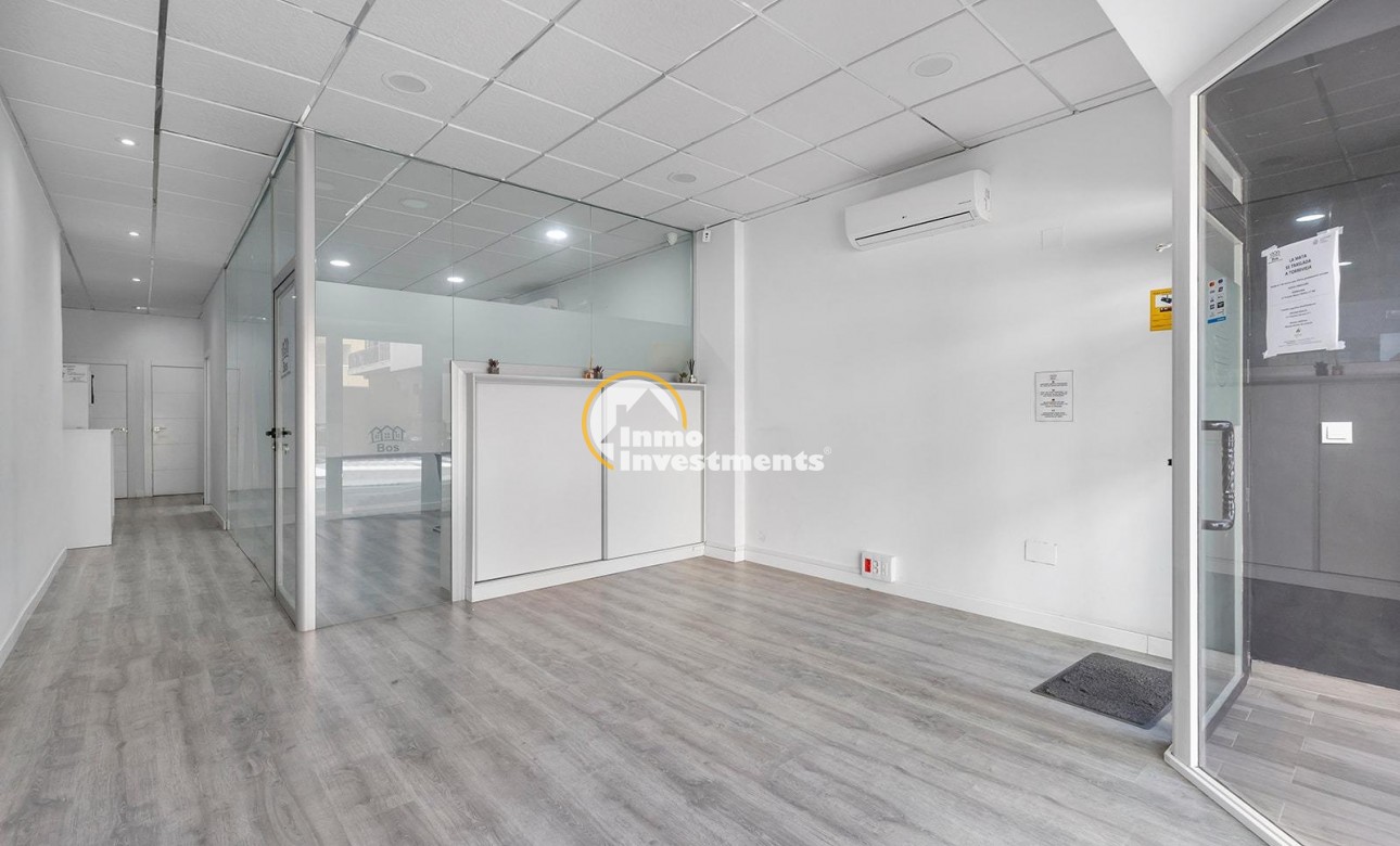 Reventa - Local comercial - Torrevieja - La Mata pueblo